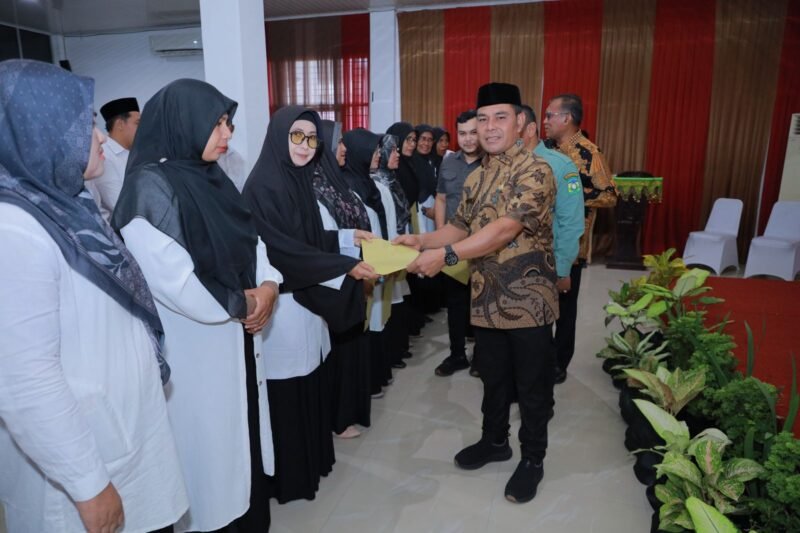 Bupati Aceh Besar H Muharram Idris melantik kepala sekolah dan menyerahkan SK Perpanjangan PPPK Formasi guru dan SK Plt Jenjang TK dan PAUD Negeri di Aula Dekranasda Aceh Besar, Kamis (13/3/2025). Foto: Dok. Prokopim Pemkab Aceh Besar