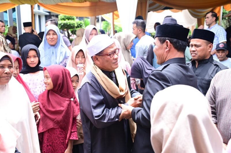 Bupati Aceh Besar Muharram Idris foto bersama dengan masyarakat yang berkunjung saat open house dirumah pribadinya di Gampong Ajuen Lam Hasan, Kecamatan Peukan Bada, pada Rabu (2/4/2025). Foto: Dok. MC Aceh Besar