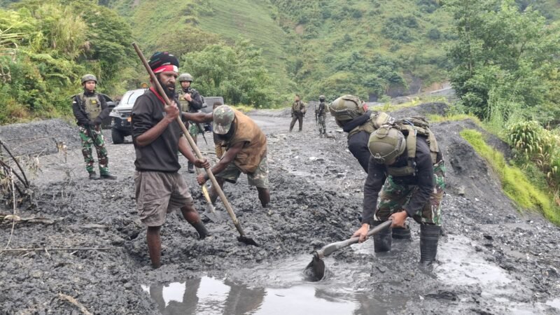 Pangdam IM Apresiasi Gerak Cepat Satgas Pamtas RI-PNG Yonif 112/DJ Bersihkan material Longsor. Foto: Dok. Pendam IM