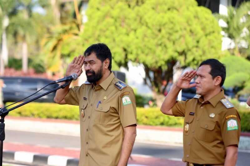 Gubernur Aceh Muzakir Manaf, didampingi Wakil Gubernur Aceh, Fadhlullah, S.E., mempimpin Apel Gabungan dan halal-binhalal Idul Fitri 1446 H, yang diikuti seluruh kepala SKPA dan ASN lingkungan Setda Aceh, di Halaman Kantor Gubernur Aceh, Senin, (8/4/2025). Foto: Dok. Biro Prokopim Setda Aceh