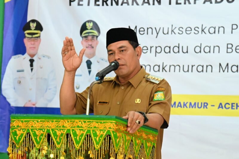 Bupati Aceh Besar, H Syech Muharram Idris menyampaikan sambutan sekaligus membuka Sosialisasi Program Ketahanan Pangan Gampong Pertenakan Terpadu Bumgama di Aula UDKP Sukamakmur, Aceh Besar, Selasa (8/4/2025). Foto: Dok. MC Aceh Besar