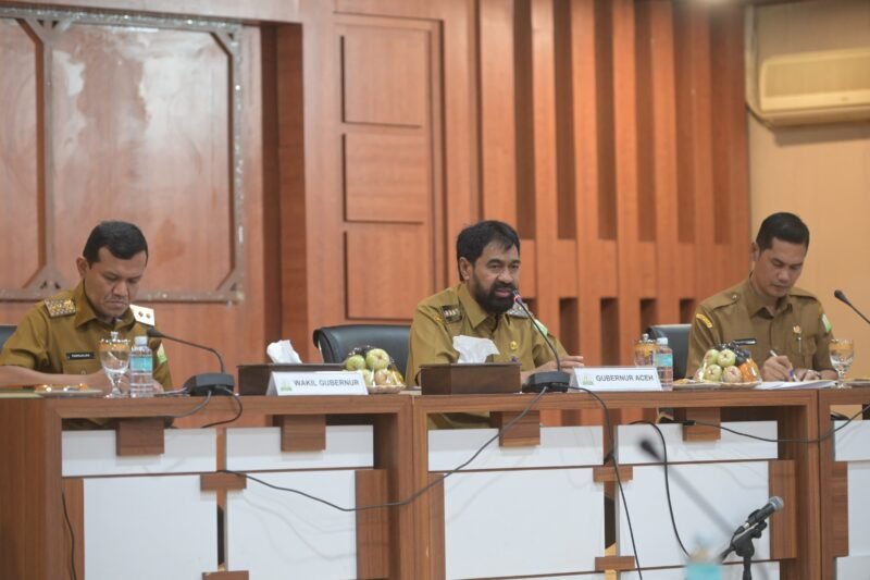 Gubernur Aceh, Muzakir Manaf, memimpin langsung Rapat Pimpinan dan Arahan Khusus yang berlangsung di Kantor Gubernur Aceh, Selasa, 8 April 2025. Rapat tersebut turut diikuti Wakil Gubernur Aceh, Fadhlullah, Plt Sekda Aceh, Muhammad Nasir, serta seluruh kepala dinas di lingkungan Sekretariat Daerah Aceh. Foto: Dok. Biro Prokopim Setda Aceh