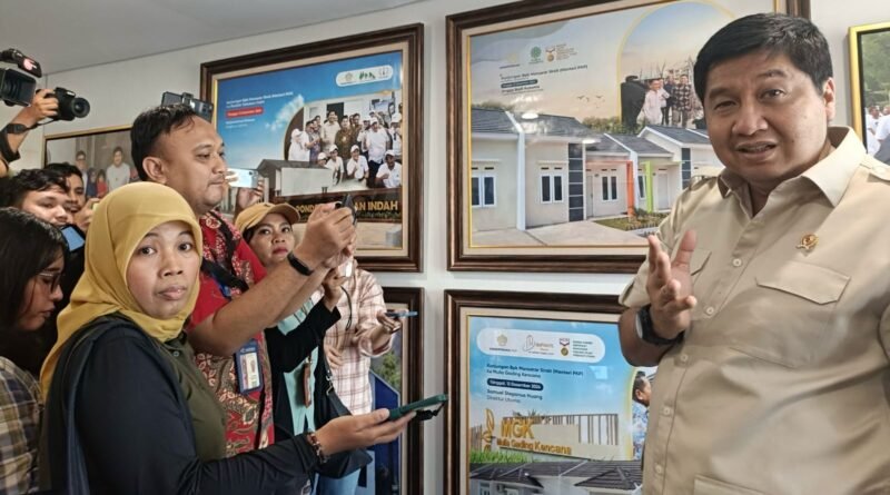 Menteri Perumahan dan Kawasan Permukiman, Maruarar Sirait memberikan keterangan pers terkait pengalokasian 1.000 rumah subsidi untuk wartawan di Kantor PKP, Wisma Mandiri, Jakarta, Selasa, 8 April 2025. Foto: Dok. PWI Pusat