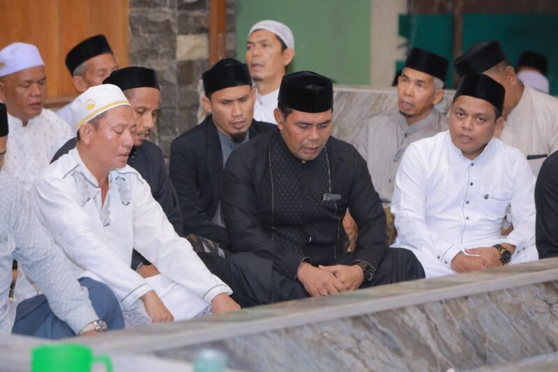 Bupati Aceh Besar, H. Muharram Idris (Syech Muharram), mengikuti samadiah dimakam Almarhum Tgk. H. Ibrahim Usman (Waled Ulee Titi) di kompleks Dayah Ulee Titi, Kecamatan Ingin Jaya, Aceh Besar, Selasa (8/4/2025) malam. Foto: Dok. Prokopim Pemkab Aceh Besar.
