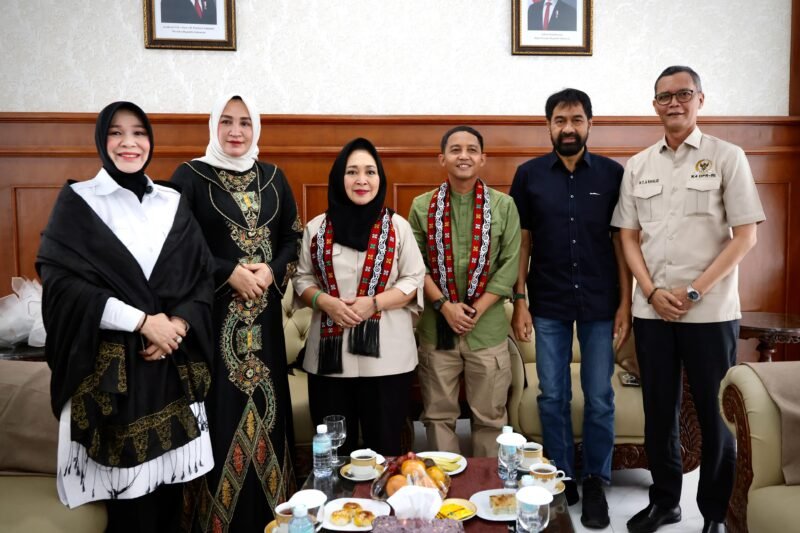 Gubernur Aceh Muzakir Manaf, didampingi Ketua TP PKK Aceh Ny. Marlina Muzakir, menyambut kunjungan kerja Menteri Kehutanan RI Raja Juli Antoni, Ketua Komisi IV DPR RI Siti Hediati Hariyadi (Titiek Soeharto) dan rombongan, di Bandara Internasional Sultan Iskandar Muda, Aceh Besar, Rabu (09/04/2025). Foto: Dok. Biro Adpim Setda Aceh