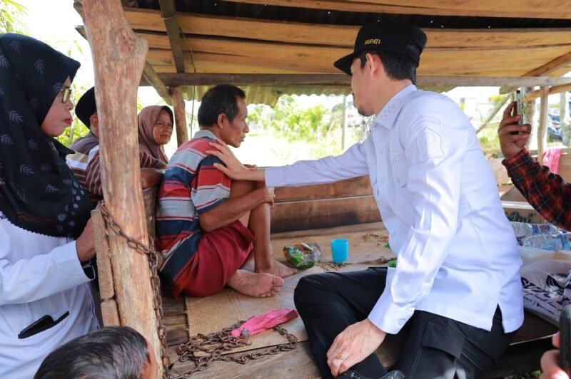 Bupati Aceh Barat, Tarmizi saat melakukan kunjungan langsung ke rumah salah satu ODGJ di Kecamatan Bubon, Rabu (9/4/2025). Foto: Dok. Diskominsa Aceh Barat