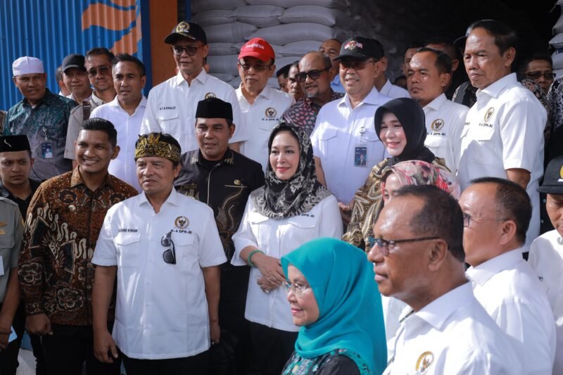 Bupati Aceh Besar H. Muharram Idris menerima kunjungan kerja anggota Komisi IV DPR RI, Titiek Soeharto, di Gudang Bulog Siron, Kecamatan Ingin Jaya, Aceh Besar, Kamis (10/4/2025). Foto: Dok. MC Aceh Besar