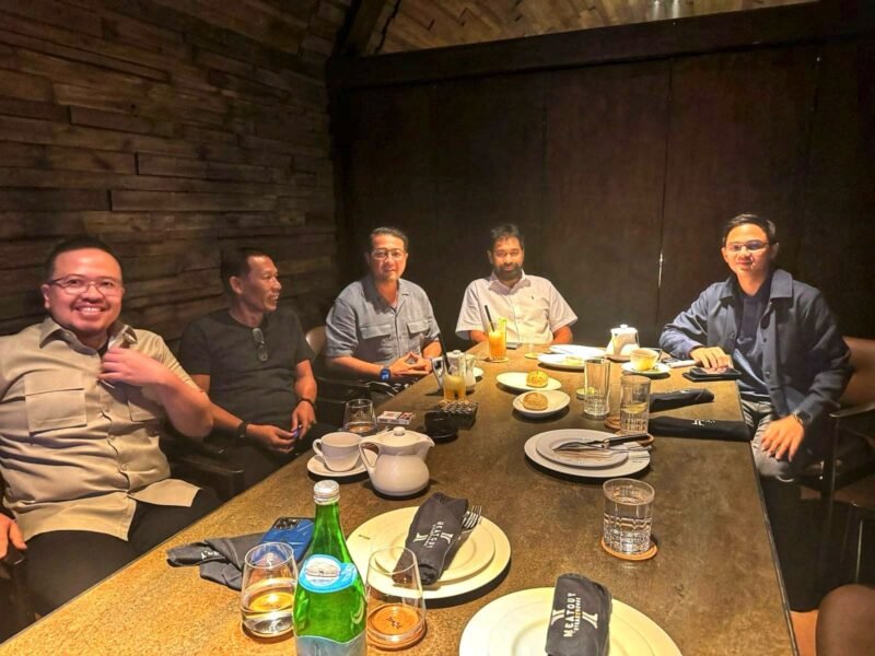 Gubernur Aceh, Muzakir Manaf (Mualem) saat bertemu dengan Menteri Pariwisata dan Ekonomi Kreatif, Teuku Riefky Harsya di kawasan SCBD, Kamis, 10 April 2025. Foto: Dok. Biro Adpim Setda Aceh