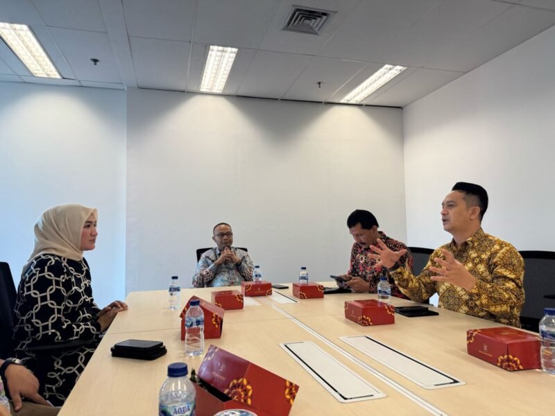 Ketua TP PKK Aceh Marlina bersama Dirjen Perumahan Pedesaan , Dr Drs Imran, MSi, M.A.Cd  melakukan pertemuan di Kantor  Dirjen Perumahan Perdesaan KemenPKP RI di Jakarta Selatan, Jumat, 11 April 2025. Foto: Dok. Humas BPPA