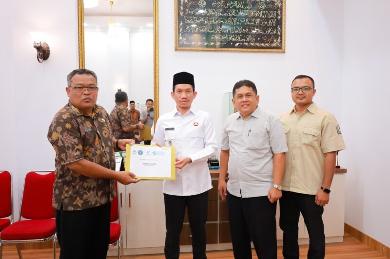 Dorong Digitalisasi Pemerintahan, Bupati dan Wabup Aceh Barat Rekam Tanda Tangan Elektronik. Foto: Dok. Diskominsa Aceh Barat