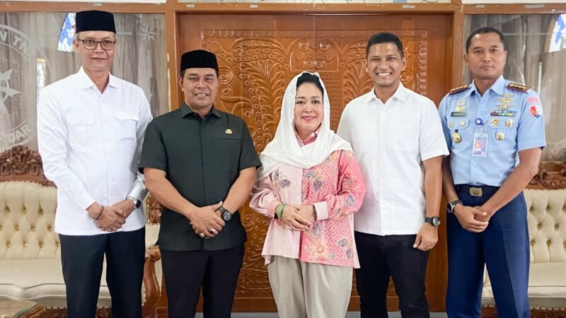 Bupati Aceh Besar Muharram Idris (Syech Muharram) mengatar keberangkatan Ketua Komisi IV DPR RI, Siti Hediati Hariyadi Soeharto (Titiek Soeharto), di Bandara Sultan Iskandar Muda (SIM), Blang Bintang, Kabupaten Aceh Besar, Jumat (11/04/2025). Foto: Dok. MC Aceh Besar