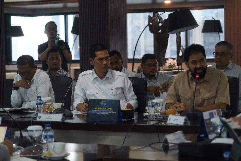 Gubernur Aceh, Muzakir Manaf, di dampingi Ketua DPRA, Zulfadli dan Plt. Sekda Aceh, M. Nasir melakukan pertemuan dengan Menteri Koordinator Bidang Infrastruktur & Pembangunan Kewilayahan RI, Agus Harimurti Yudhoyono (AHY), serta Menteri Transmigrasi RI, Muhammad Iftitah Sulaiman Suryanagara, guna membahas percepatan pembangunan infrastruktur dan penguatan program transmigrasi di Aceh. di Kantor Kemenko Jakarta Pusat, Jumat, 11 April 2025. Foto: Dok. Biro Adpim Setda Aceh