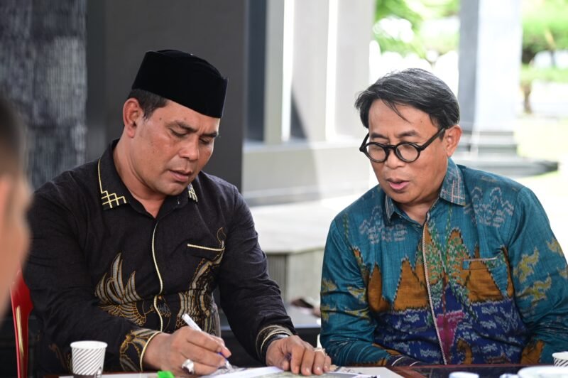 Bupati Aceh Besar Muharram Idris foto bersama dengan Sumatera Regional Senior Manager WRI, Rahmat Hidayat beserta jajarannya di kediaman pribadinya di Gampong Ajuen, Kecamatan Peukan Bada, Sabtu (12/4/2025). Foto: Dok. MC Aceh Besar