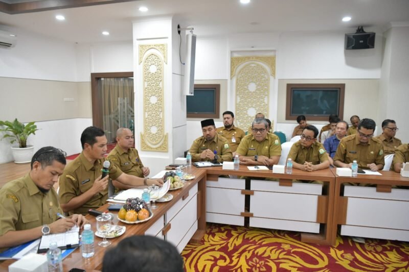 Plt. Sekda Aceh, M. Nasir, Rapat Persiapan Pelaksanaan Monitoring, Conttolling, Surveillance For Prevention (MCSP)- KPK Tahun 2025 Pada Pemerintah Aceh dengan Kepala SKPA di Ruang Rapat Potensi Daerah, Kantor Gubernur Aceh, Senin, (14/04/2025). Foto: Dok. Biro Adpim Setda Aceh