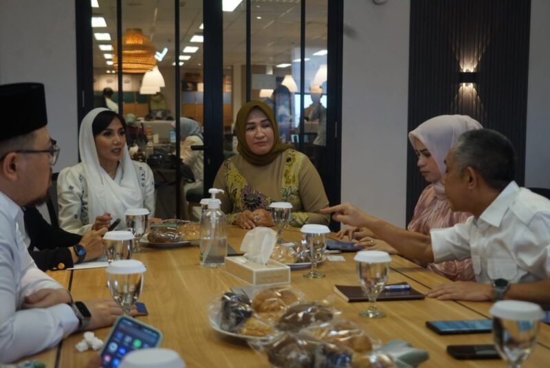 Ketua Dekranasda Aceh, Marlina Muzakir berbincang dengan Penasehat Dharma Wanita Persatuan Kementerian Pariwisata dan Ekonomi Kreatif (DWP Kemenparekraf), Adinda Yuanita Harsya didampingi Kepala Dinas Perindustrian dan Perdagangan Aceh, Mohd. Tanwir di aula Kemenkraf, Gedung Film Pesona Indonesia, Jakarta Selatan, Senin 14 April 2025. Foto: Dok. Biro Adpim Setda Aceh