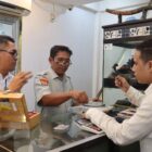 Tim Gabungan saat menimbang Berat Emas di Pasar. Foto: Dok. Humas Polresta Banda Aceh
