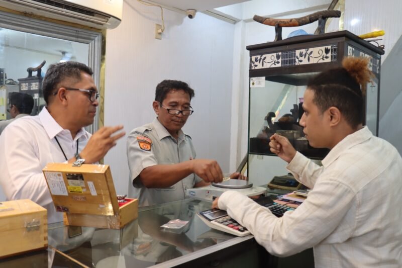 Tim Gabungan saat menimbang Berat Emas di Pasar. Foto: Dok. Humas Polresta Banda Aceh