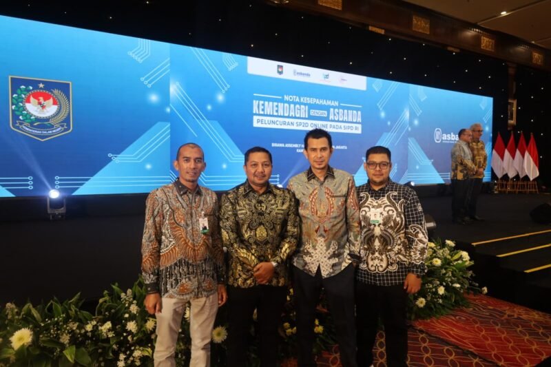 Kepala Badan Pengelola Keuangan Aceh, Reza Saputra, SSTP, M.Si menghadiri penandatanganan Nota Kesepahaman (MoU) mengenai pelaksanaan Surat Perintah Pencairan Dana (SP2D) secara online melalui aplikasi Sistem Informasi Pemerintahan Daerah (SIPD) yang diselenggarakan Kementerian Dalam Negeri Republik Indonesia bersama Asosiasi Bank Pembangunan Daerah (ASBANDA), di aula Birawa Assembly Hotel, Jakarta Pusat, 17 April 2025. Foto: Dok. Biro Adpim Setda Aceh