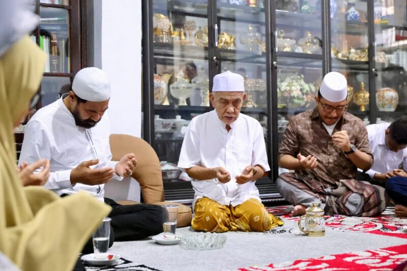 Mualem ke Labuhan Haji, Silaturahmi dengan Abuya Amran dan Ziarah Makam Abuya Muda Waly. Foto: Dok. Biro Adpim Setda Aceh