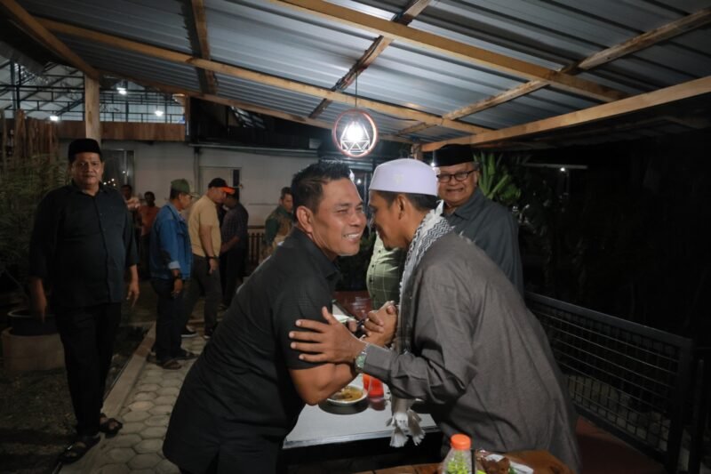 Bupati Aceh Besar Syech Muharram Idris lakukan pertemuan dengan tokoh masyarakat Kecamatan Peukan Bada di Lampisang, Jum'at (18/04/2025). Foto: Dok. MC Aceh Besar