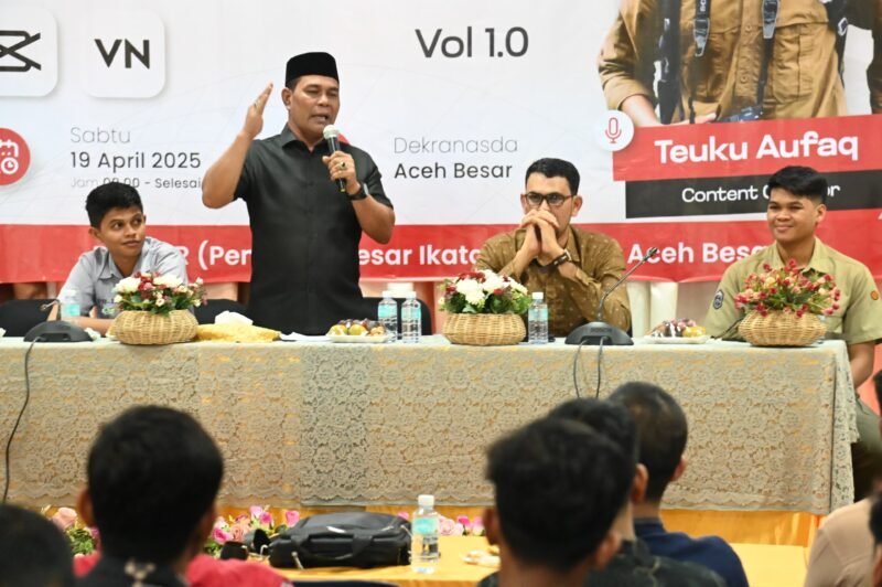 Bupati Aceh Besar, H Syech Muharram Idris menyampaikan sambutan dan sekaligus membuka Pelatihan Content Creator Boothcamp Pemuda Aceh Besar di Aula Dekranasda, Gampong Gani, Kecamatan Ingin Jaya, Aceh Besar, Sabtu (19/04/2025). Foto: Dok. MC Aceh Besar