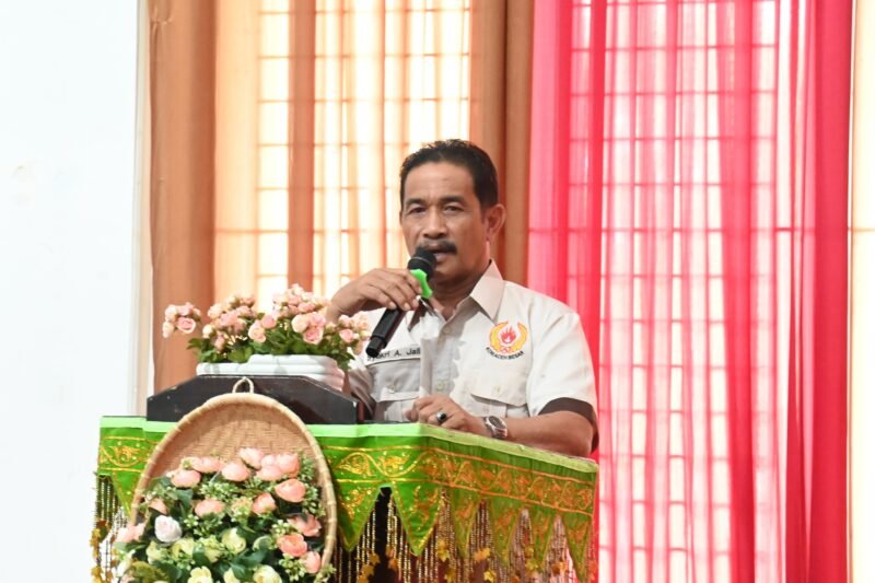Wakil Bupati Aceh Besar Drs H Syukri A Jalil menyampaikan sambutan dan membuka acara Rapat KONI Aceh Besar di Gedung Dekranasda, Gampong Gani, Kecamatan Ingin Jaya, Aceh Besar, Sabtu (19/04/2025). Foto: Dok. MC Aceh Besar