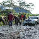 Satgas Yonif 112/DJ Kodam IM bersama masyarakat Bersihkan material Longsor di jalan Trans Papua Puncak Jaya. Foto: Dok. Pendam IM
