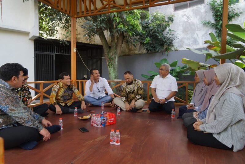 Wakil Gubernur Aceh saat mendengar langsung keluh kesah mahasiswa Aceh di Malang Jawa Timur, Senin, 21 April 2025. Foto: Dok. Humas BPPA