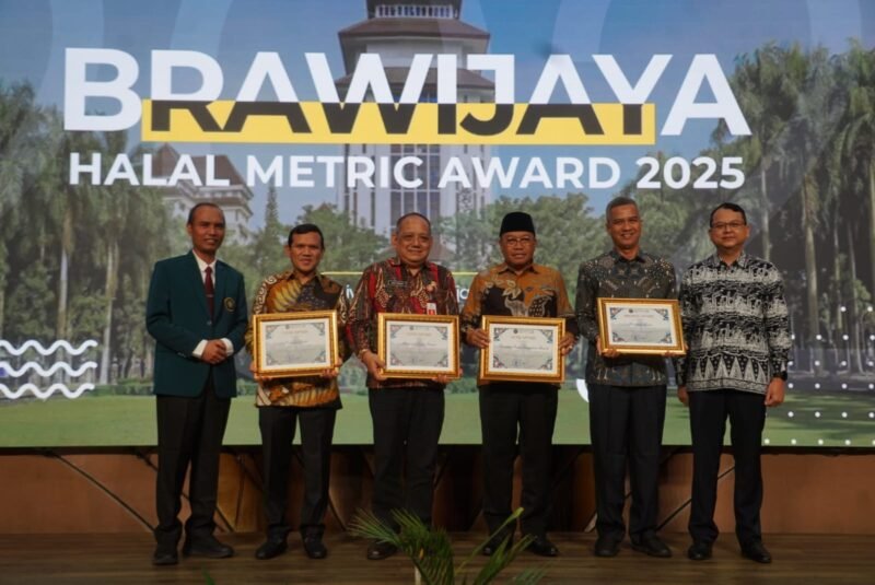 Wakil Gubernur Aceh, Fadlullah didampingi Kepala Dinas Kebudayaan dan Pariwisata Aceh, Almuniza Kamal S.STP M.Si usai menerima penghargaan di Aula UB, Universitas Brawijaya, Malang, Jawa Timur, Senin, 21 April 2025. Foto: Dok. Humas BPPA