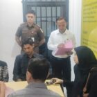 Satreskrim Polresta Banda Aceh akhirnya menyerahkan enam tersangka kasus penganiayaan yang berujung tewasnya seorang warga di Tibang, Kecamatan Syiah Kuala, Banda Aceh ke jaksa, Senin (21/4/2025). Foto: Dok. Humas Polresta Banda Aceh
