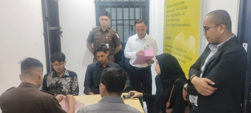Satreskrim Polresta Banda Aceh akhirnya menyerahkan enam tersangka kasus penganiayaan yang berujung tewasnya seorang warga di Tibang, Kecamatan Syiah Kuala, Banda Aceh ke jaksa, Senin (21/4/2025). Foto: Dok. Humas Polresta Banda Aceh
