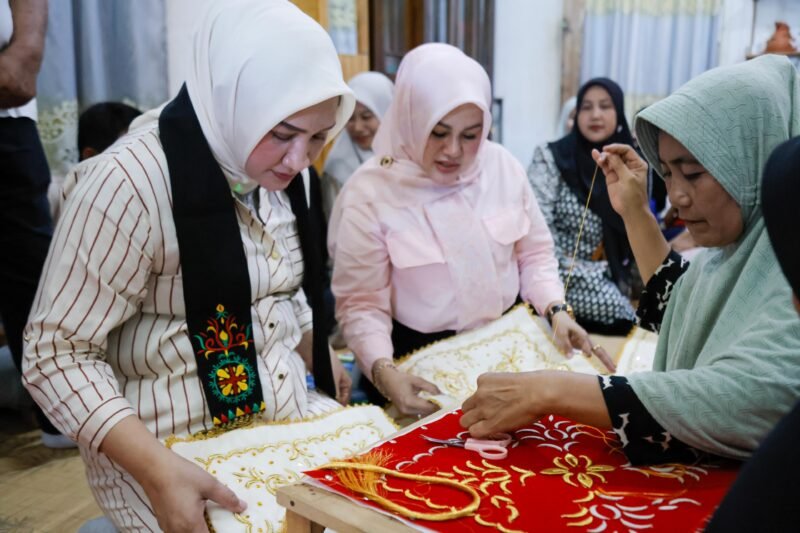 Ketua Dekranasda Aceh, Marlina Muzakir, didampingi Ketua Dekranasda Kabupaten Pidie, Rohana Razali, mengunjungi galeri dan tempat produksi kerajinan khas Aceh, Fitri Souvenir, di Gampong Garot Cut, Kecamatan Indra Jaya, Kabupaten Pidie, Rabu (23/4/2025). Foto: Dok. Biro Adpim Setda Aceh