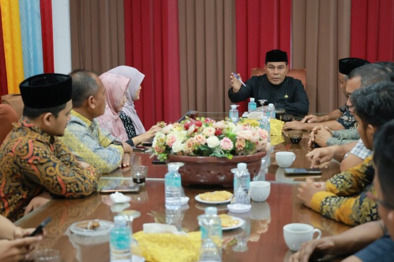 Bupati Aceh Besar Muharram Idris terima audiensi dengan pengurus MES Aceh Besar, di Dekranasda Aceh Besar, Gampong Gani, Kecamatan Ingin Jaya, Aceh Besar, Kamis (24/04/2025). Foto: Dok. MC Aceh Besar