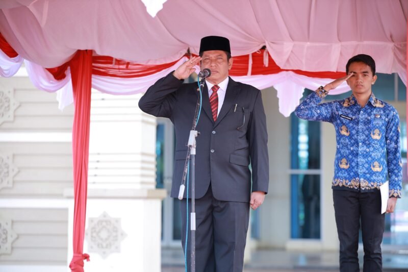 Plt Sekdakab Aceh Besar Bahrul Jamil SSos MSi, jadi Inspektur Upacara Peringatan Hari Otonomi Daerah XXIX Tahun 2025 dan Hari Kesiapsiagaan Bencana Nasional Kabupaten Aceh Besar, Lapangan Upacara Kantor Bupati Aceh Besar, Kota Jantho, Jum’at (25/04/2025). Foto: Dok. Prokopim Pemkab Aceh Besar