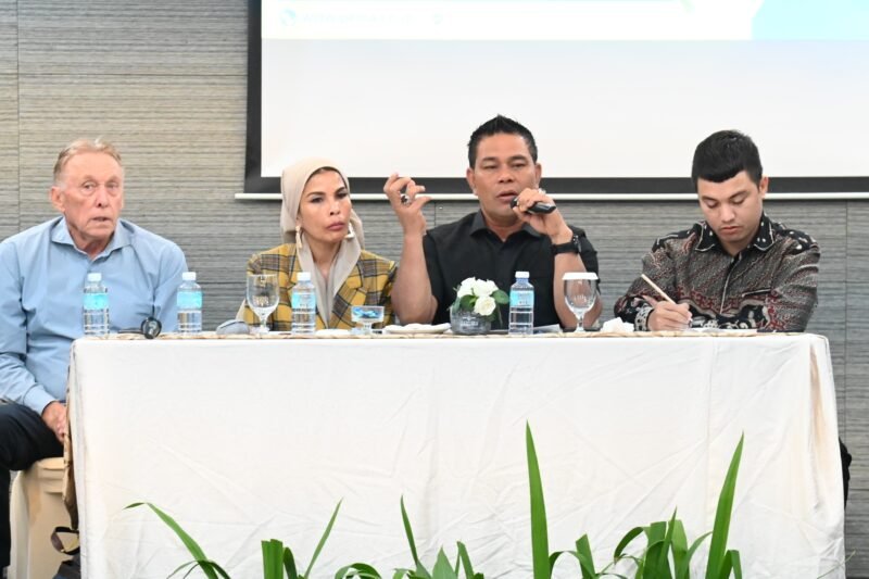 Bupati Aceh Besar, H Muharram Idris memberi paparan dalam Kegiatan Pemaparan dan Kerjasama Investasi Program Pengelolaan Sampah antara GGIE Singapore dan PT Pembangunan Aceh di Hotel Kyriad Muraya, Banda Aceh, Jumat (25/04/2025). Foto: Dok. MC Aceh Besar