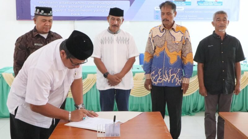 Plt Sekda Aceh Besar Bahrul Jamil SSos MSi, menandatangani berita acara pengukuhan Drs. HTM Nur, MM sebagai Ketua Komite SMAN 1 Seulimeum, di Kecamatan Seulimuem, Kabupaten Aceh Besar, Jumat (25/4/2025). Foto: Dok. MC Aceh Besar