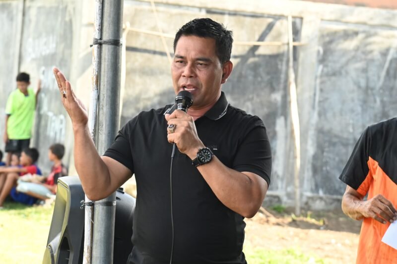Bupati Aceh Besar, H Syech Muharram Idris memberi sambutan sekaligus membuka Trunamen sepakbola Eksekutif dalam rangka Silaturrahmi di Lapangan Sepakbola Meunasah Tuha, Kecamatan Peukan Bada, Aceh Besar, Sabtu (26/04/2025). Foto: Dok. MC Aceh Besar