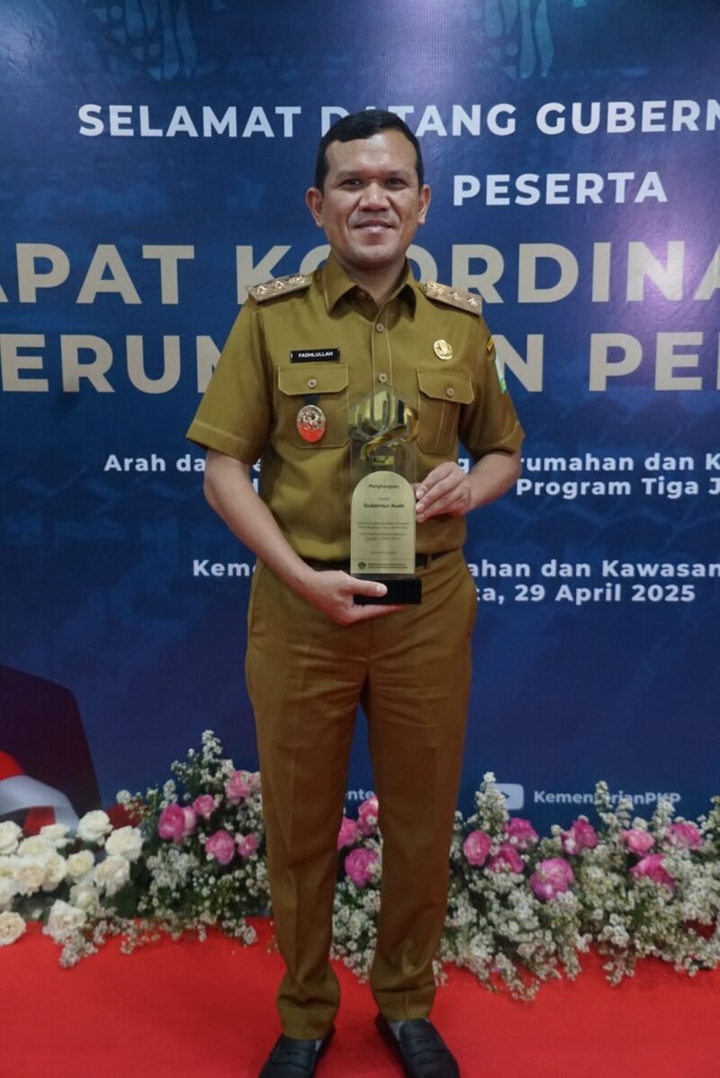 Wakil Gubernur Aceh, Fadhlullah, SE, menerima apresiasi Nasional atas kontribusinya dalam mendukung program strategis nasional 3 juta rumah yang di serahkan oleh wakil menteri perumahan & kawasan permukiman (PKP) Indonesia, Bapak Fahri Hamzah di Gedung sasana Bakti Praja, kemendagri, jakarta, Selasa 29 April 2025. Foto: Dok. Biro Adpim Setda Aceh