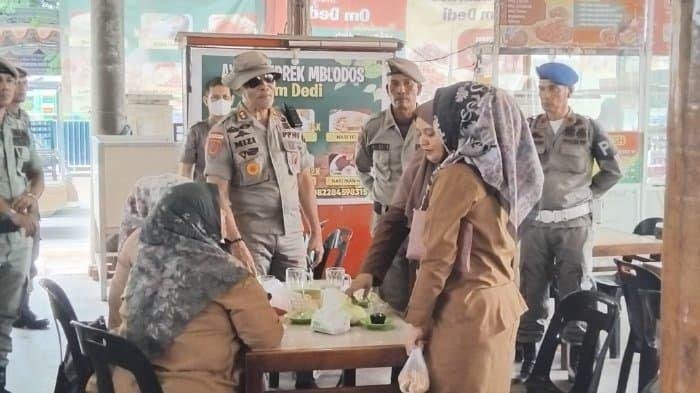 TERJARING RAZIA - Sebanyak 12 guru ASN terjaring razia Satpol PP dan WH Aceh karena nongkrong di warkop seputaran Banda Aceh saat jam dinas, Selasa (6/5/2025)
