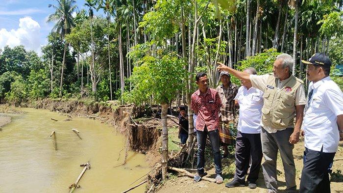 Wakil Bupati Aceh Besar Drs Syukri A Jalil, di dampingi Staf Ahli Bupati Aceh Besar Ir Makmun MT, Kepala Badan Kesbangpol Aceh Besar Sofian SH, Kalaksa BPBD Aceh Besar Ridwan Jamil SSos MSi, serta unsur personel dari Kompi B Batalyon 117/KY, meninjau lokasi banjir yang melanda Gampong Leungah, Kecamatan Seulimeum, Kabupaten Aceh Besar, Selasa (30/4/2025). Foto: ist