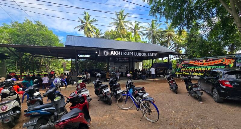 Pengunjung saat menikmati kopi di acara Grand opening Warung Kopi Akhi Kupi Lubok Batee. Foto: Dok. Pribadi/AcehNow