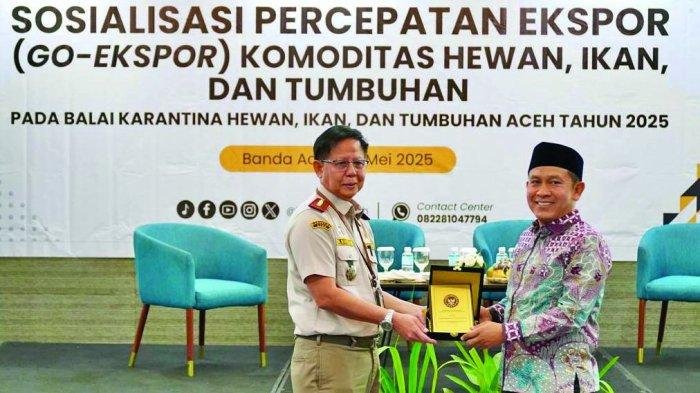 Ketua Komisi II DPRA Khairil Syahrial ST, MAP menerima cenderamata dari pejabat Balai Karantina Hewan, Ikan, dan Tumbuhan Aceh, di Hotel Kyriad Muraya, Banda Aceh, Kamis (22/5/2025).  