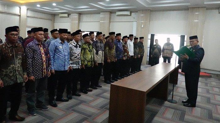 PELANTIKAN - Kepala Kantor Wilayah Kementerian Agama Aceh, Drs H Azhari M.Si, saat mengambil sumpah dan melantik 44 eselon IV Kemenag se-Aceh di aula Kanwil Kemenag Aceh, Banda Aceh, Jumat (9/5/2025) sore. 