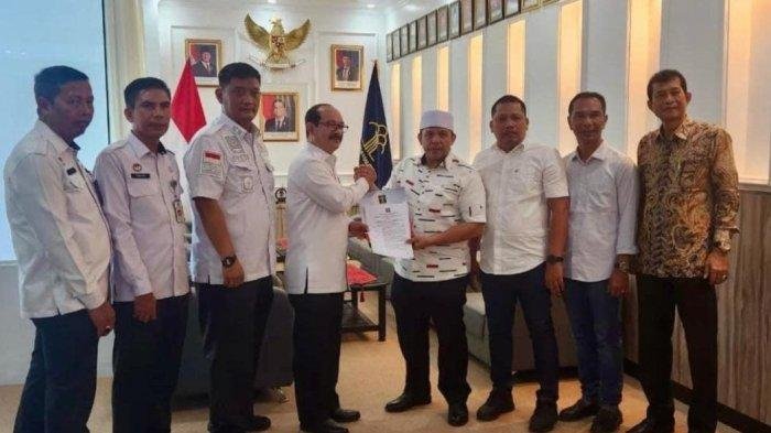 SERAHKAN SK - Kakanwil Kemenkum Aceh, Meurah Budiman, menyerahkan putusan perubahan SK DPP Partai Aceh kepada Abuwa, Rabu (30/4/2025)