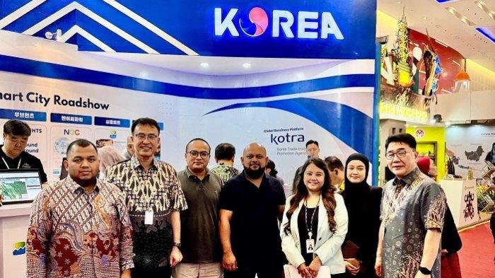 DPRK ACEH BESAR - Anggota Dewan Perwakilan Rakyat Kabupaten (DPRK) Aceh Besar, Wiki Noviandi dan Andry Kusmayadi, foto bersama dengan investor asal Korea Selatan di Surabaya, Jumat (9/5/2025).
