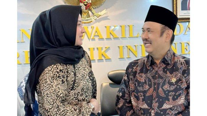 Anggota Komite IV DPD RI asal Aceh, Darwati A Gani berbicara dengan Menteri PPN/Kepala Bappenas Rachmat Pambudy usai rapat kerja di Senayan pada Jumat (9/5/2025).
