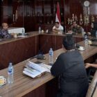 Asisten Pemerintahan, Keistimewaan Aceh, dan Kesejahteraan Rakyat Sekda Aceh Azwardi Abdullah, memimpin rapat di kantor Kemendagri Jakarta pada Jumat (16/5/2025).