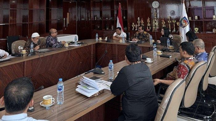 Asisten Pemerintahan, Keistimewaan Aceh, dan Kesejahteraan Rakyat Sekda Aceh Azwardi Abdullah, memimpin rapat di kantor Kemendagri Jakarta pada Jumat (16/5/2025).