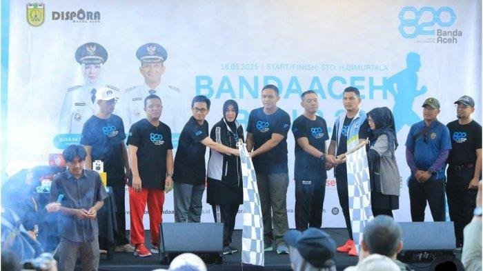 Wali Kota Banda Aceh, Illiza Sa’aduddin Djamal, bersama Wakil Wali Kota Afdhal Khalilullah dan Forkopimda melepas peserta “Banda Aceh Run 8.20K” yang diselenggarakan Dispora Kota Banda Aceh, Minggu (18/5/2025). 