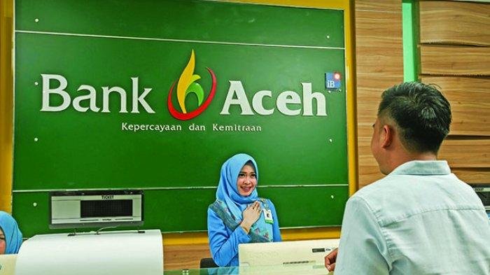 Petugas Teller Bank Aceh sedang melayani nasabah di Bank Aceh Kantor Cabang Utama, Rabu (26/03/2025). 